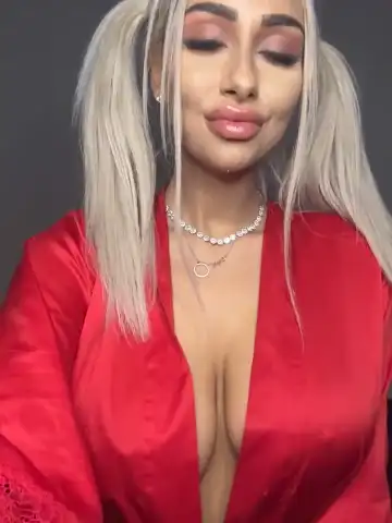 Goldenamber – [Stripchat] Surprise Awesome Striptease – 2025-05-12 20:52:12